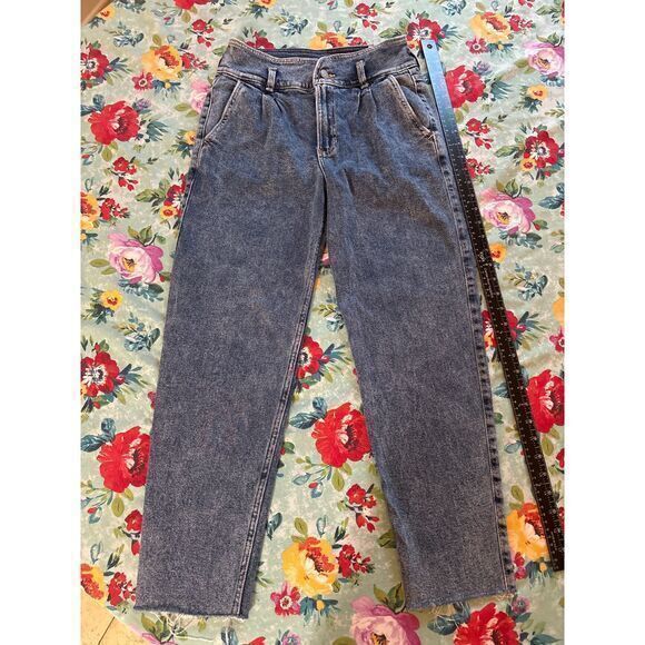 Hollister Denim - Hollister womens high rise mom‎ jeans size 7R